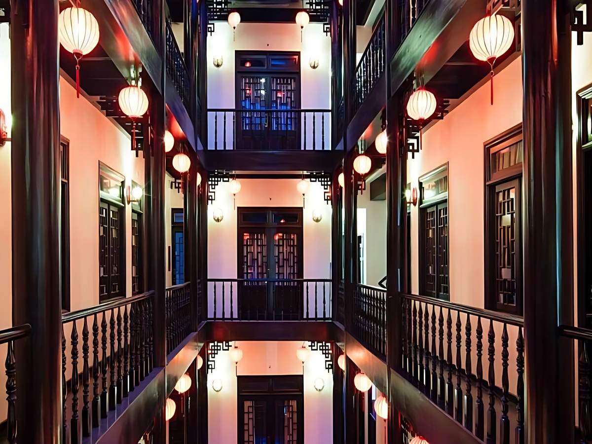 Phu House Hostel Phú Quốc, không gian hiện đại tối giản với hồ bơi ngoài trời.