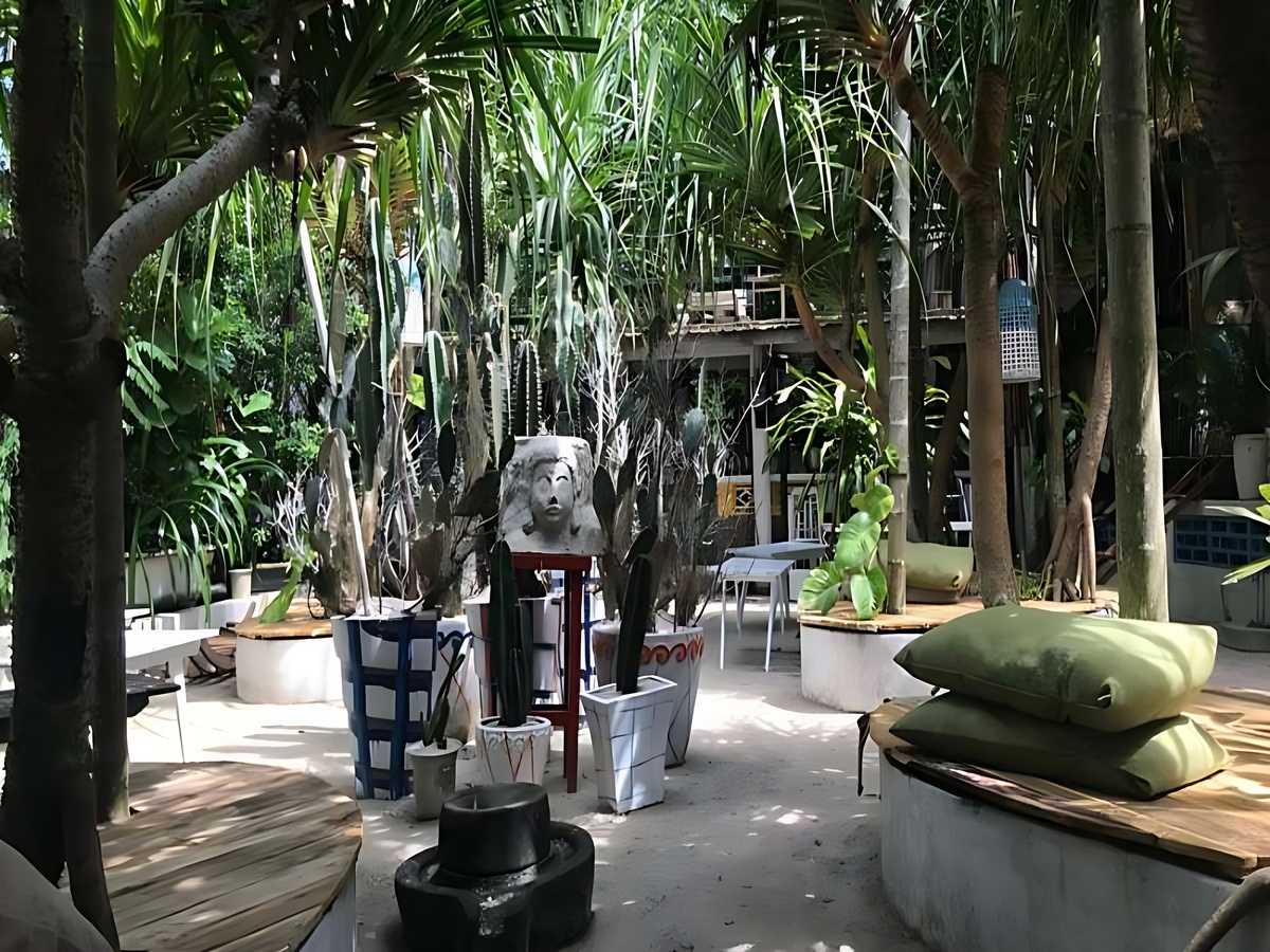Resort Phú Quốc với hồ bơi lớn, sân chơi rộng, phù hợp trẻ 7–12 tuổi.