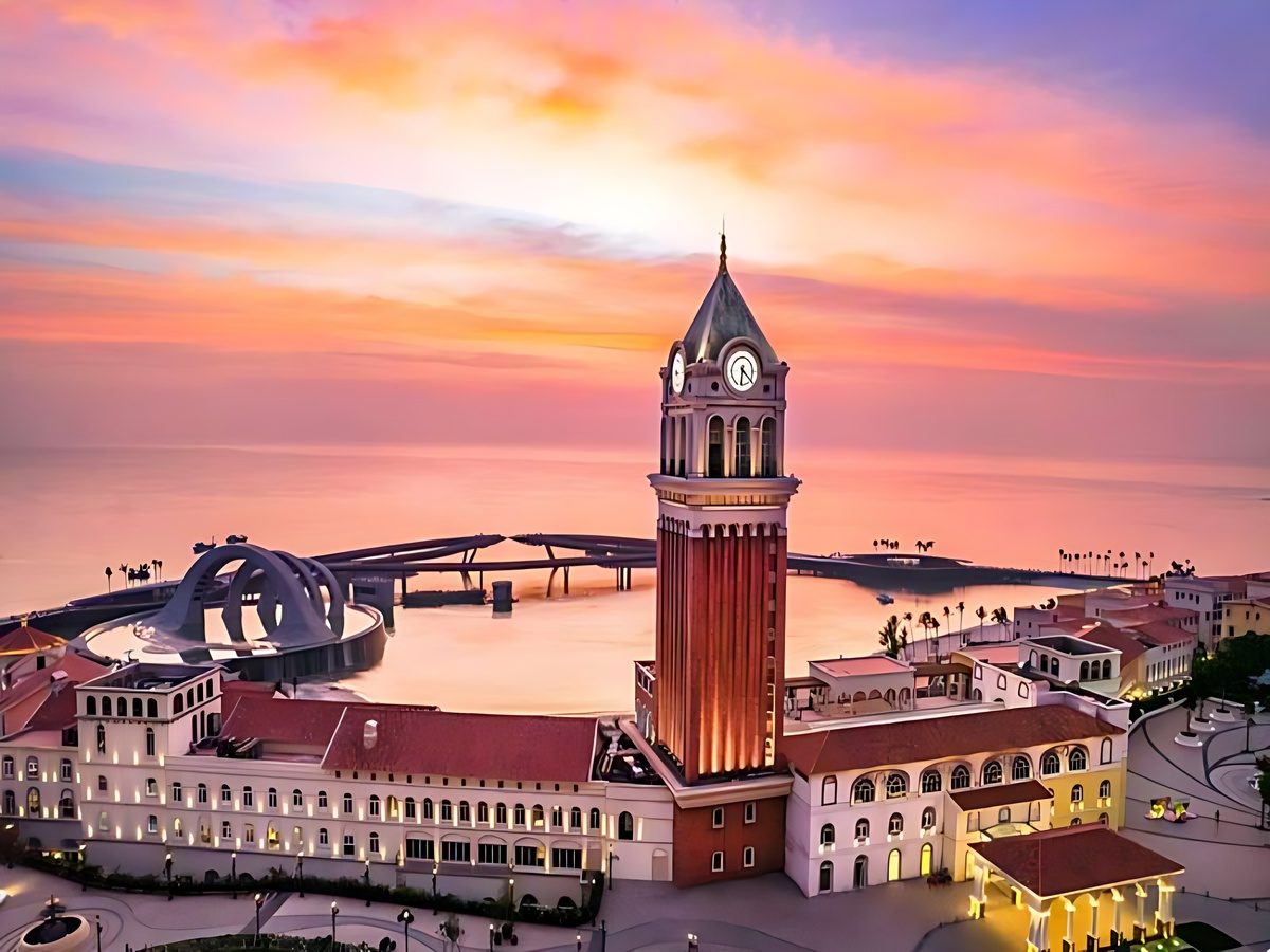 La Festa Phú Quốc Curio Hilton, khách sạn Địa Trung Hải view pháo hoa.