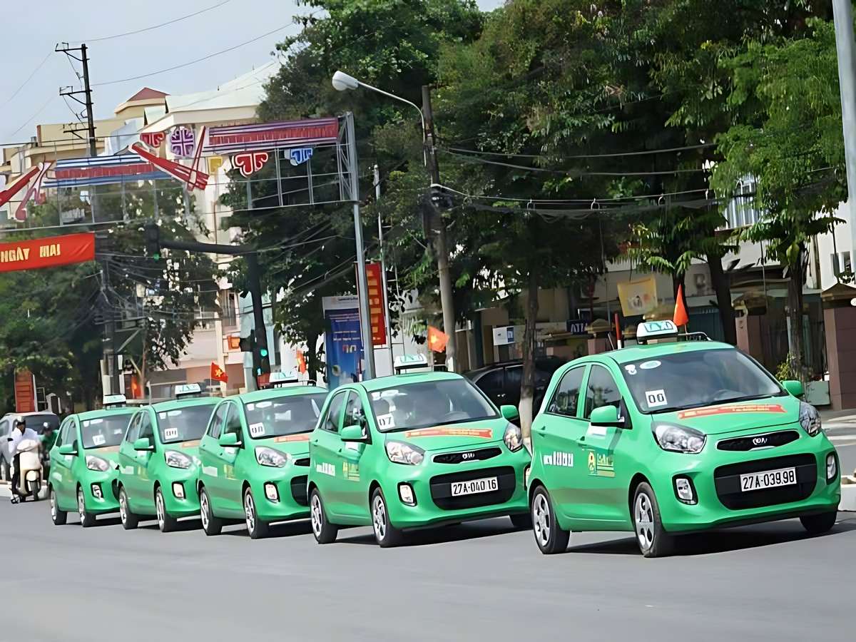 Xe công nghệ đặt qua ứng dụng kiểm soát chi phí thuận tiện di chuyển.