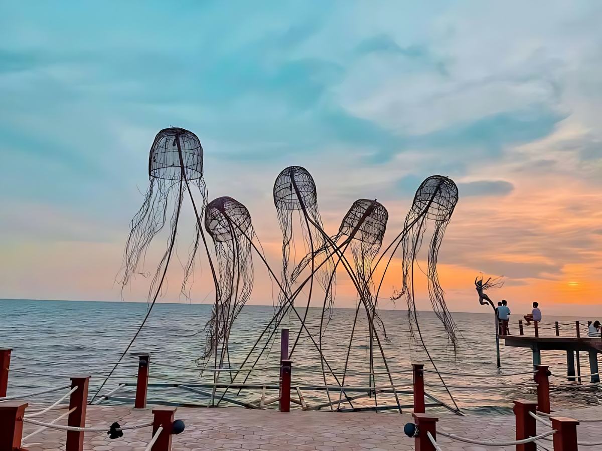 Phú Quốc Thị trấn Hoàng Hôn bắn pháo hoa hằng đêm tạo không khí sôi động.