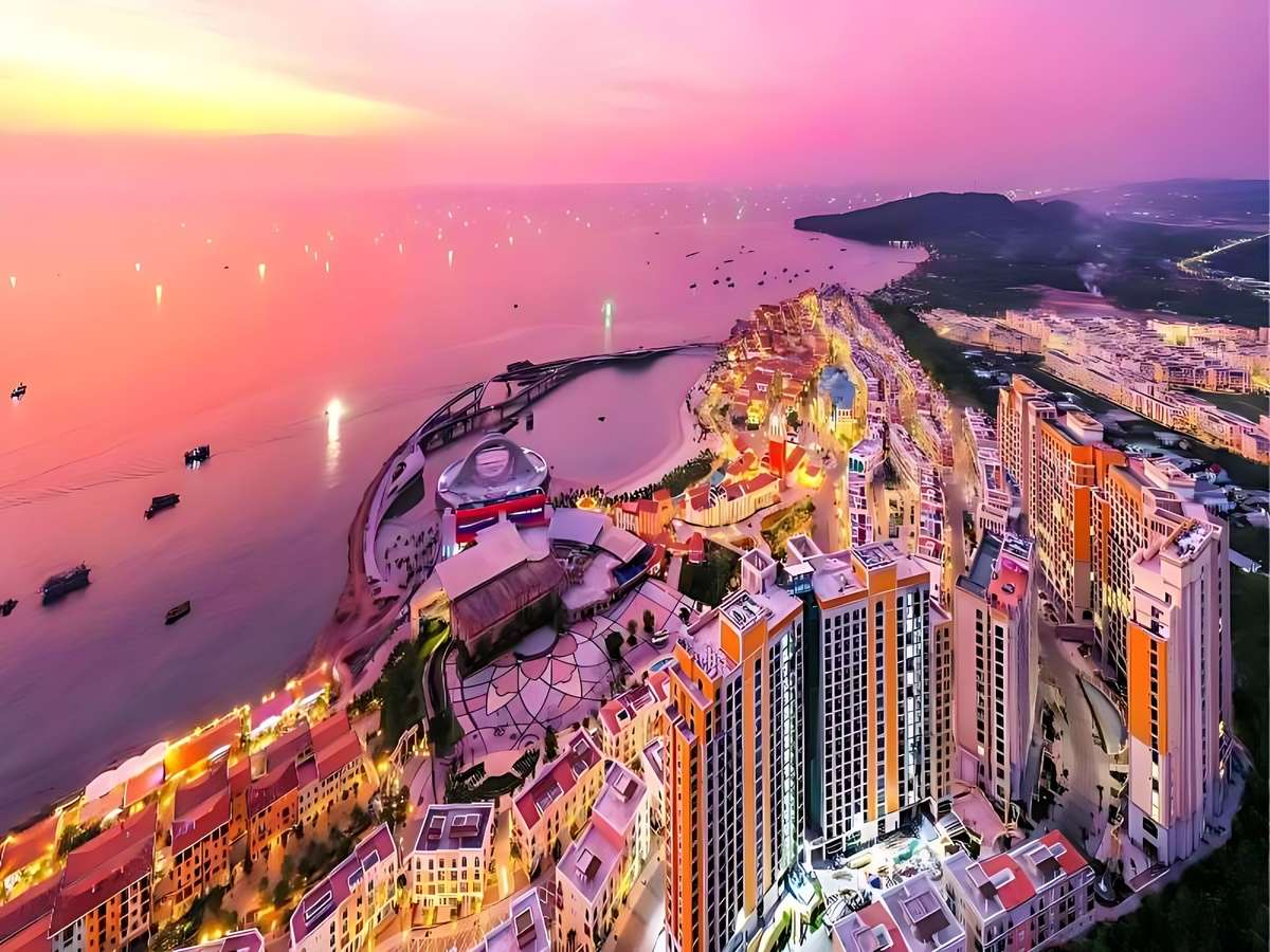 Thị trấn Hoàng Hôn Phú Quốc với không gian chụp ảnh đa dạng đường phố quảng trường biển.