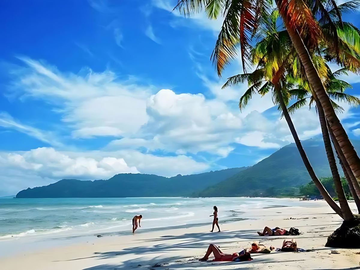 Du khách nghỉ dưỡng tại Bãi Kem Phú Quốc, kết hợp ăn uống và ngắm cảnh.