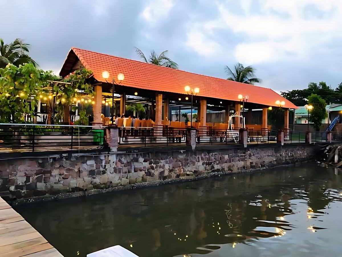 Không gian quán Biển Xanh Hàm Ninh, đơn giản gần biển mang phong cách làng chài.