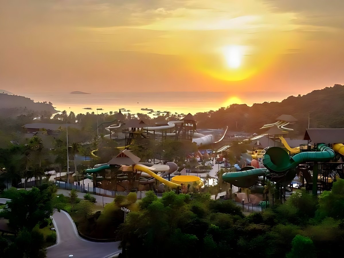 Không gian Sun World Hon Thom, kết hợp vui chơi và thưởng thức hải sản tươi.