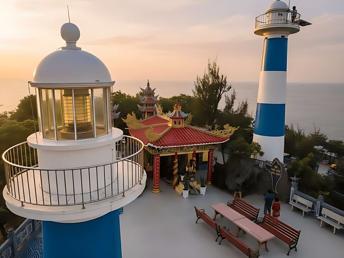 Khung cảnh bình minh tại Dinh Cậu, tầm nhìn rộng ra biển.