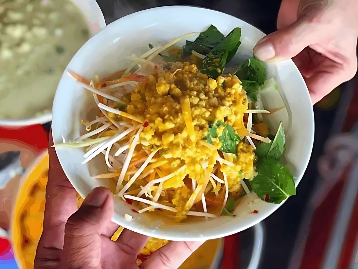 Nguyên liệu tươi chả cá chả tôm quết tại chỗ, bún quậy Kiến Xây