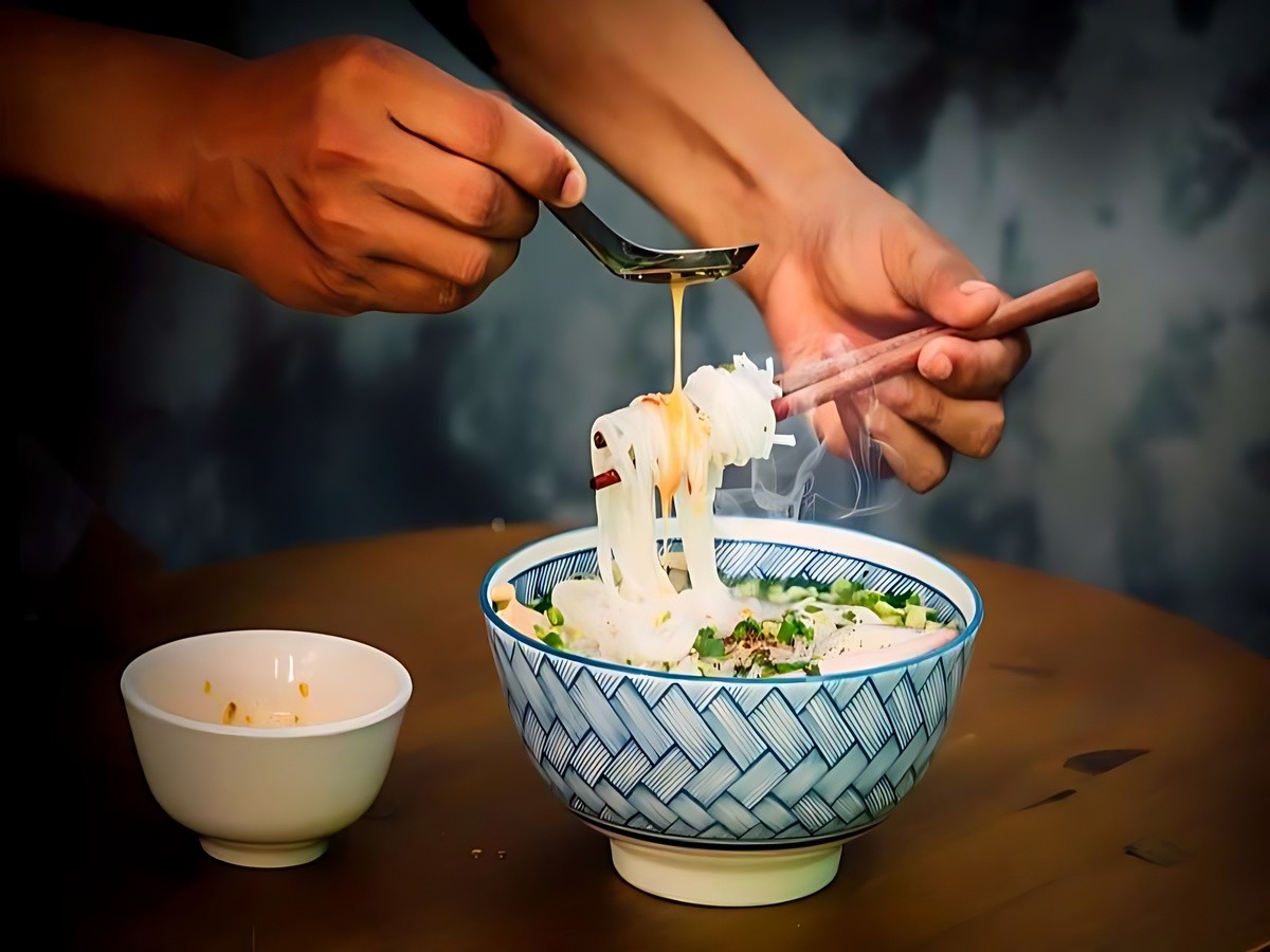 Nguyên liệu tươi chả cá chả tôm quết tại chỗ, bún quậy Kiến Xây
