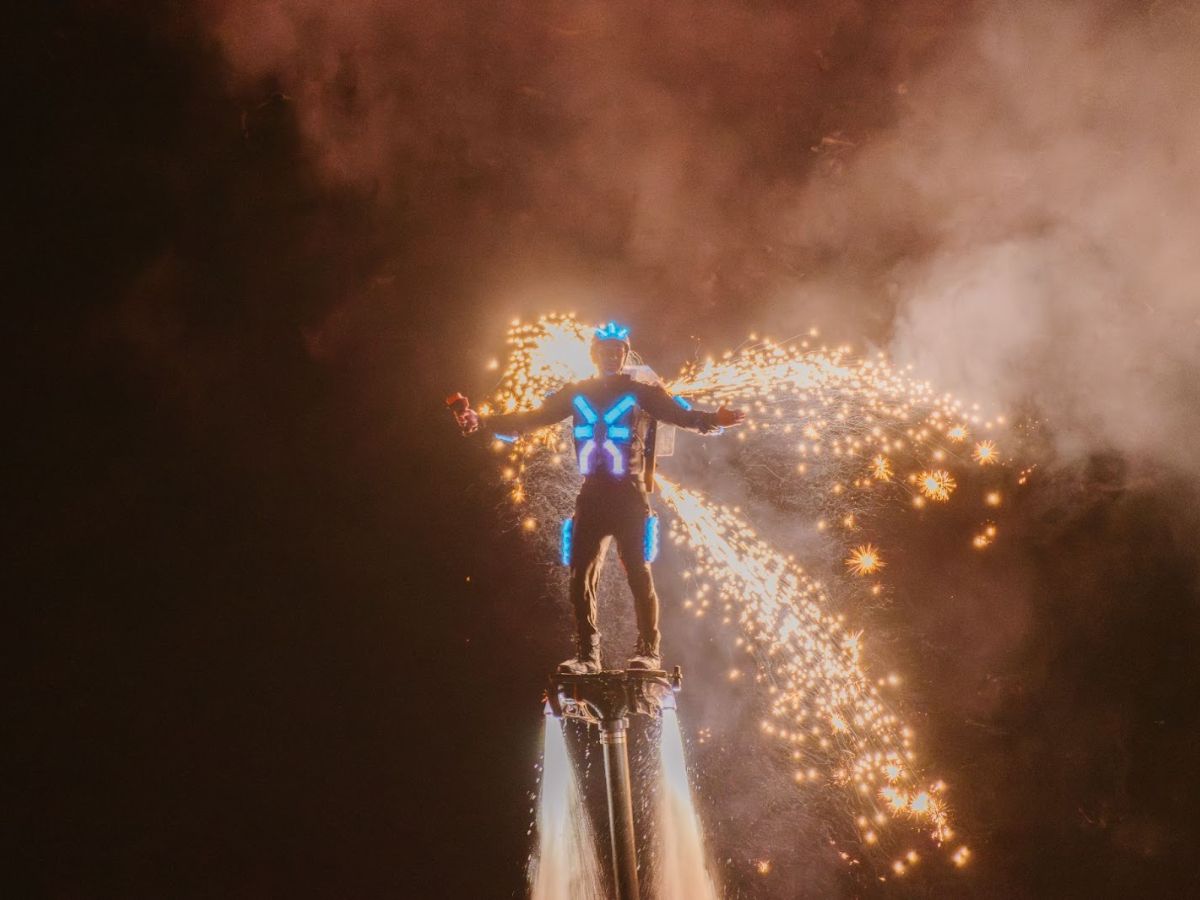 Symphony of the Sea features a spectacular show combining extreme sports, water effects, lights, and fireworks at Sunset Town. (Source: Collected)