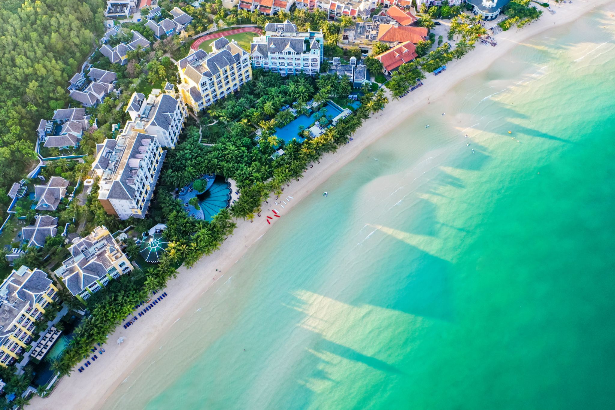 Những khu nghỉ dưỡng tại Bãi Kem - top 50 bãi biển đẹp nhất hành tinh, là một trong những lý do khiến khách quốc tế say mê Phú Quốc