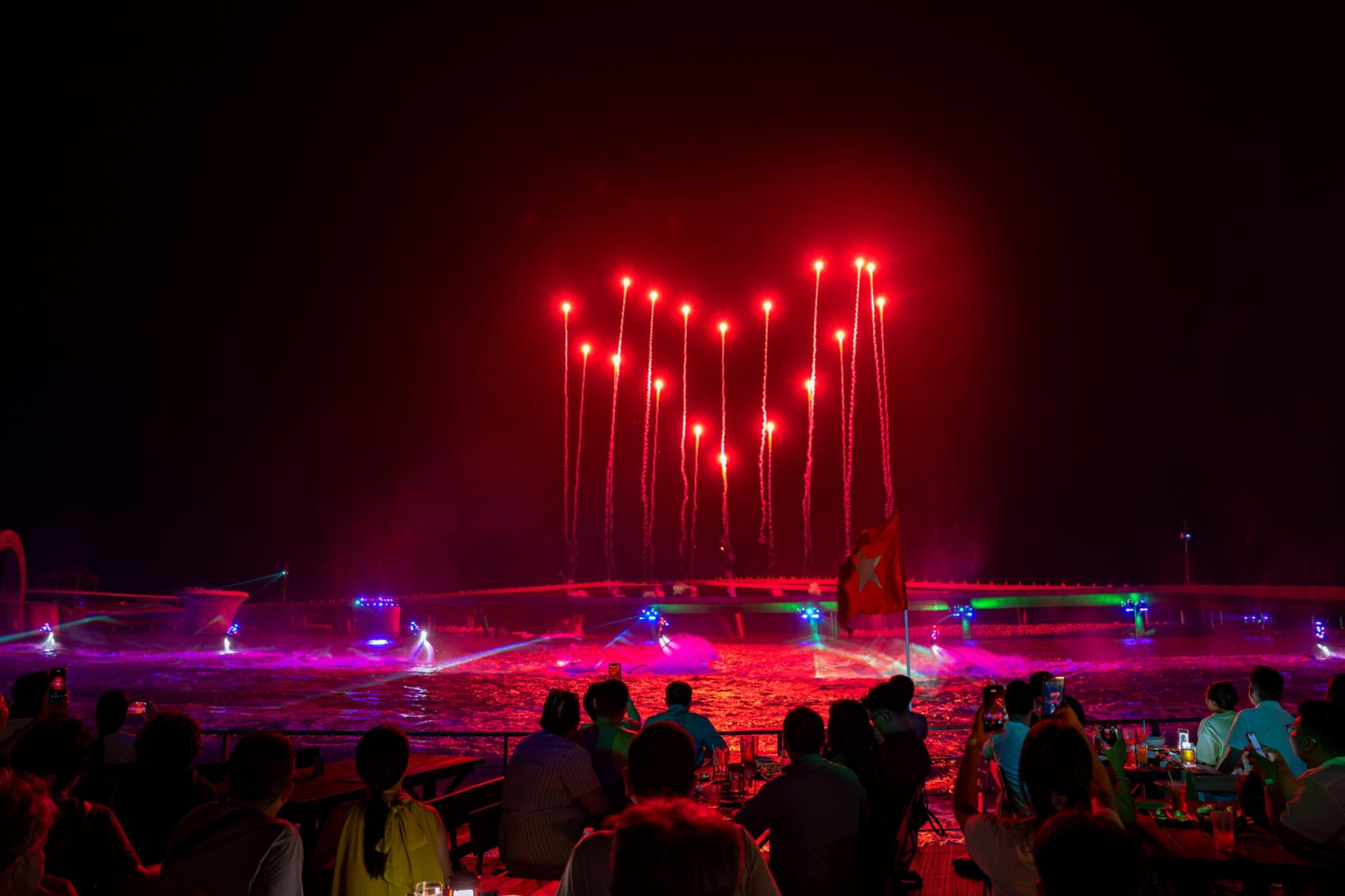 Pháo hoa trong show diễn Symphony of the Sea kết thành hình trái tim giữa nền trời, gửi gắm thông điệp “Tổ quốc trong tim”