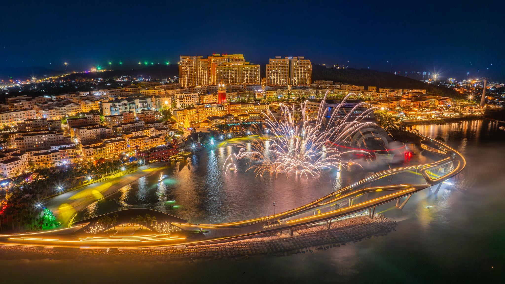 Những màn pháo hoa tại Symphony of the Sea đã trở thành “đặc sản” của Phú Quốc mỗi tối.