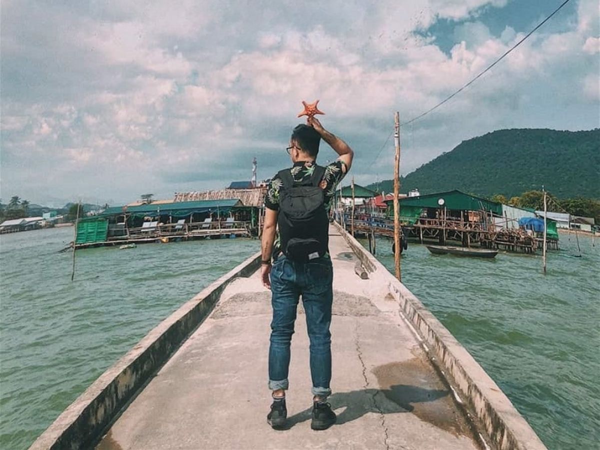 Du khách check-in tại cầu cảng Hàm Ninh, một điểm dừng chân quen thuộc khi khám phá làng chài.