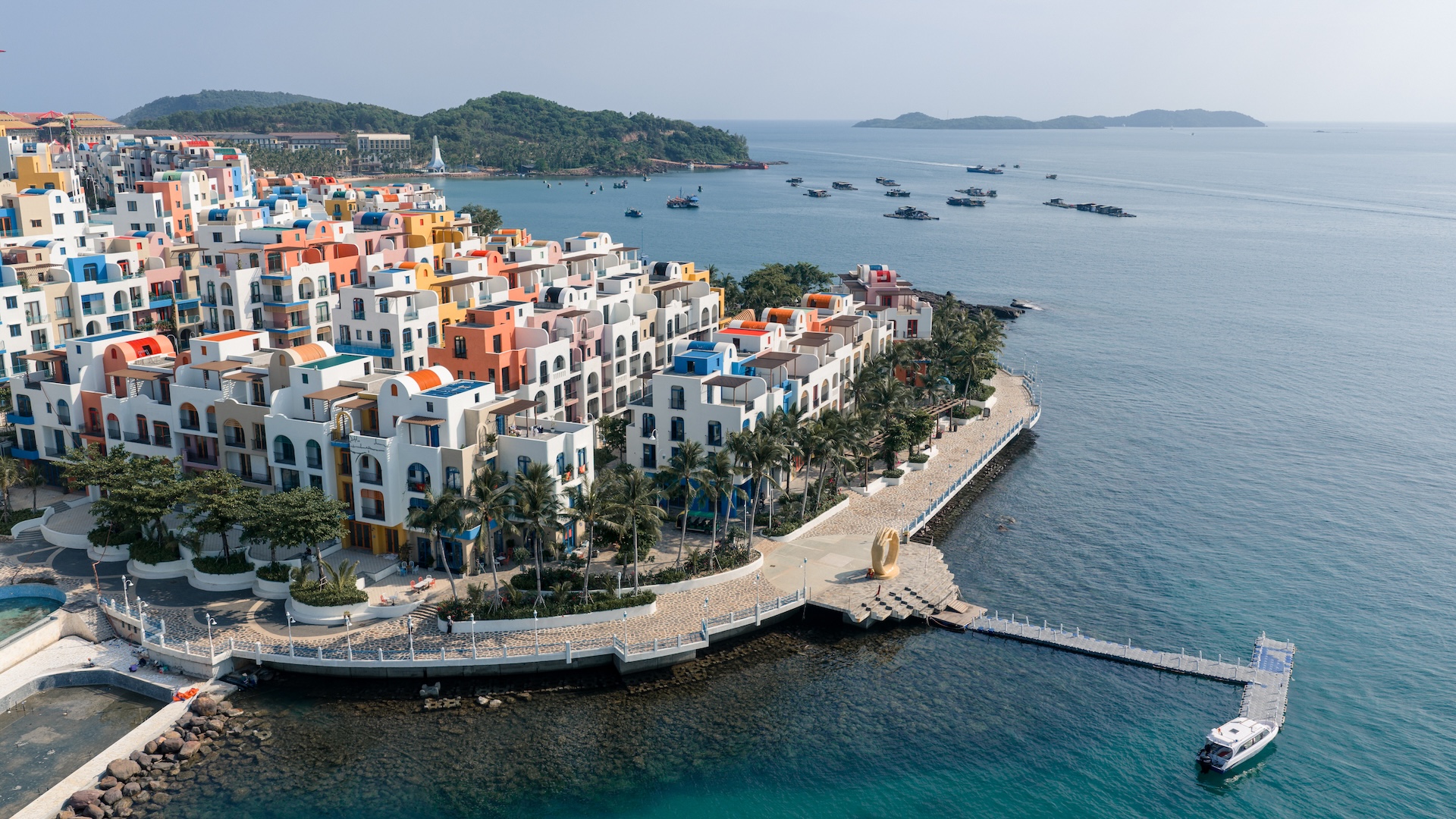 Santo Port nổi bật với kiến trúc phóng khoáng mang cảm hứng từ những bến cảng Địa Trung Hải
