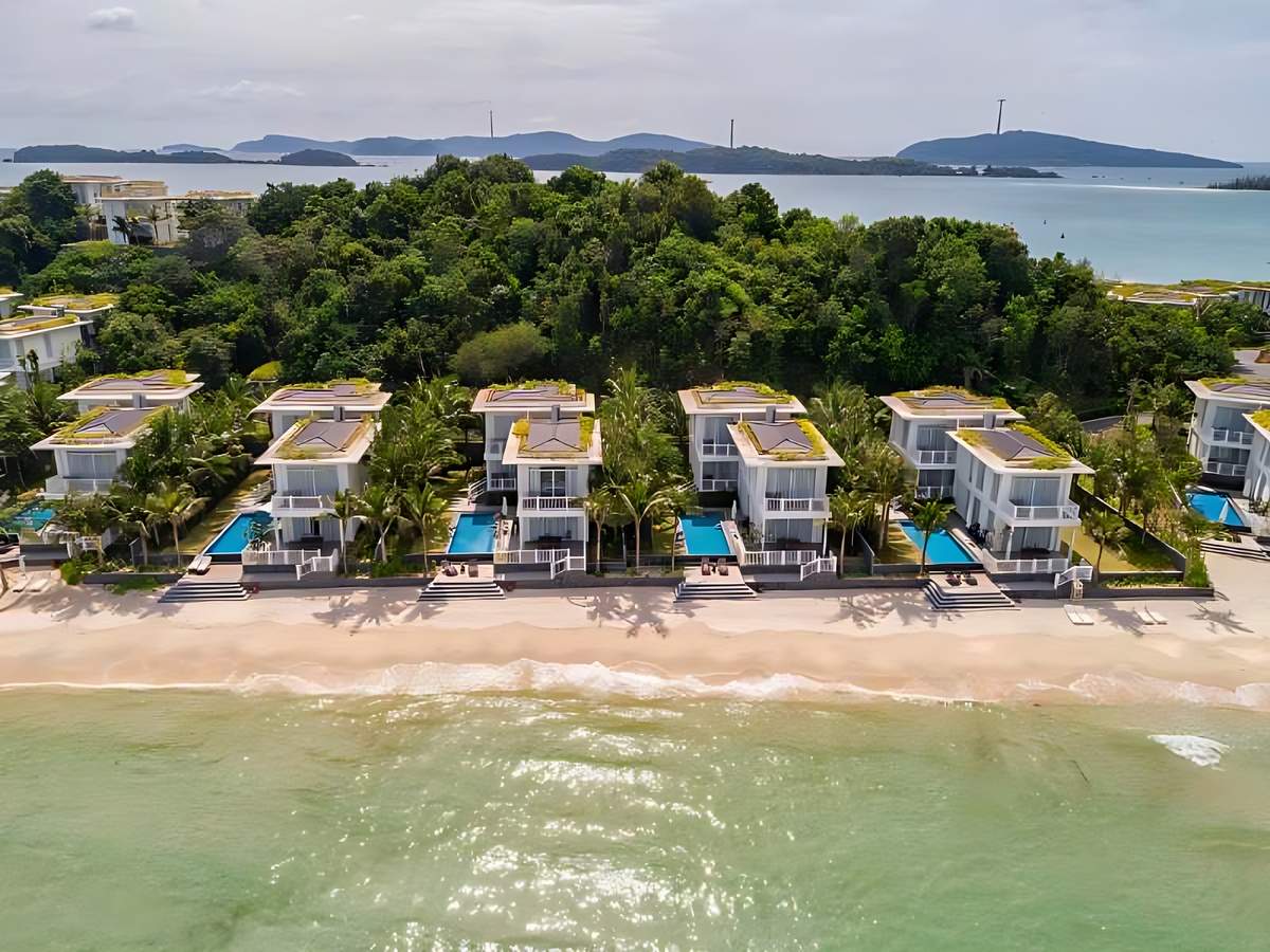Resort ven biển mang đến trải nghiệm nghỉ dưỡng cao cấp với tiện ích đầy đủ.