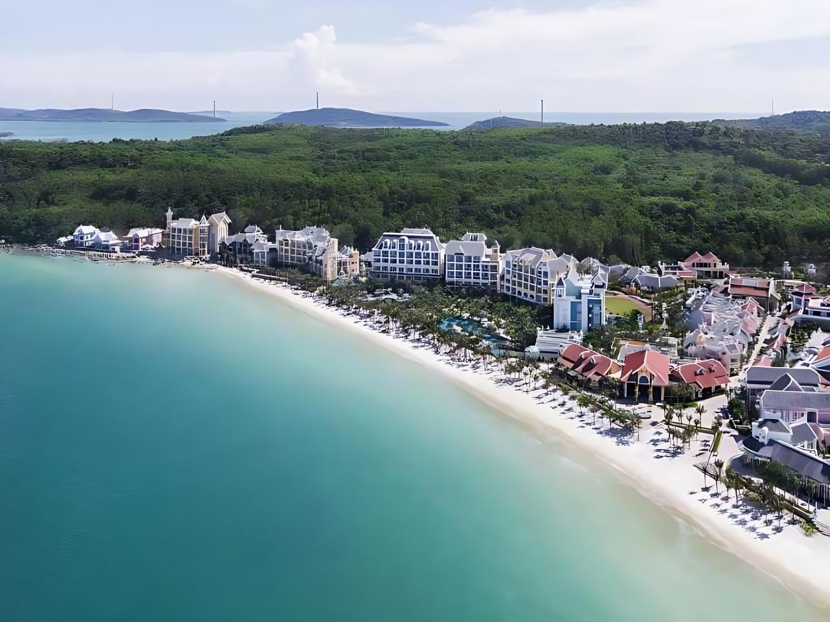 Resort ven biển cung cấp dịch vụ cao cấp, không gian thư giãn và tiện nghi hiện đại.