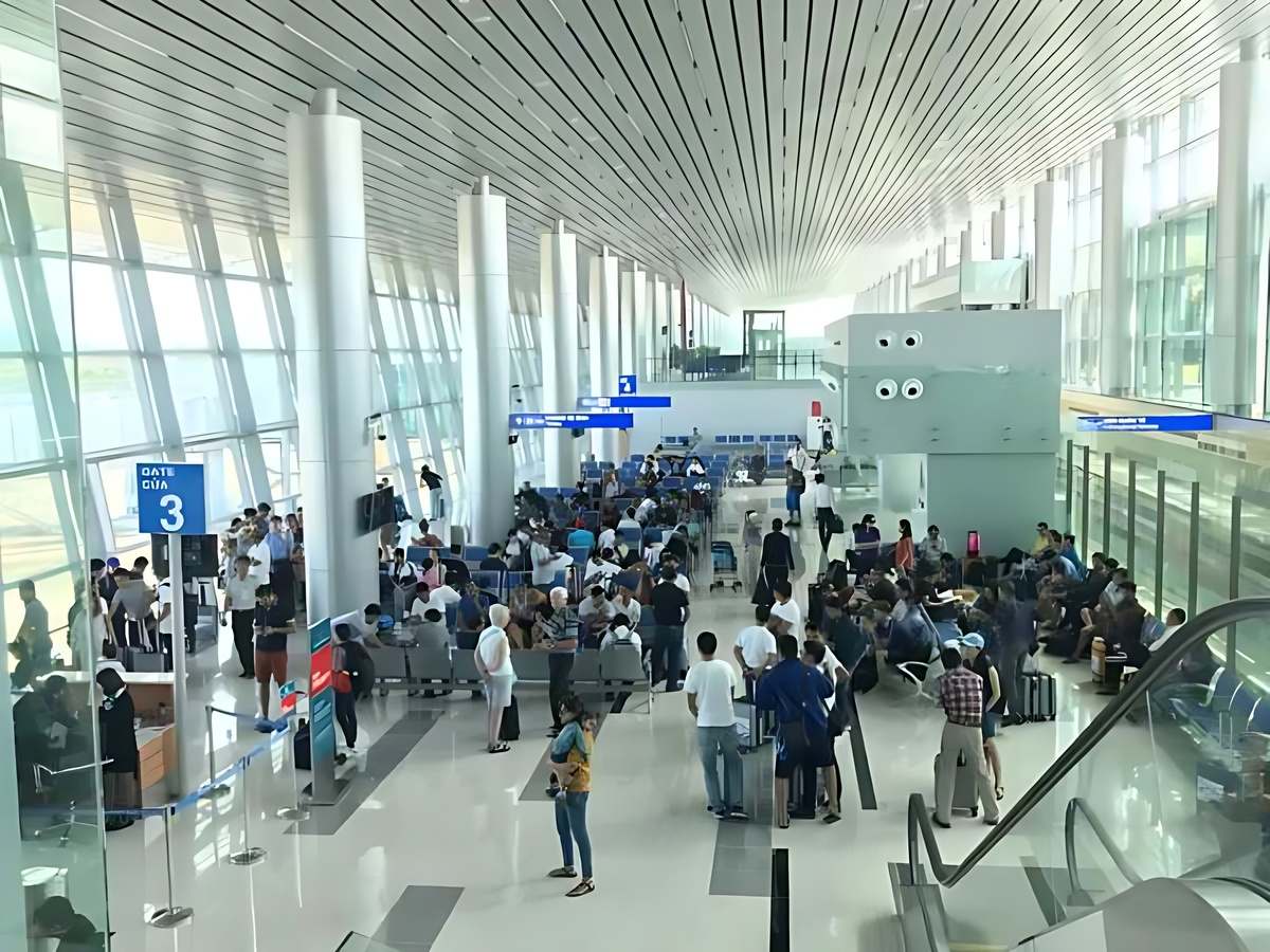 Passengers conveniently collect luggage, exchange money, and purchase SIM cards at the airport.
