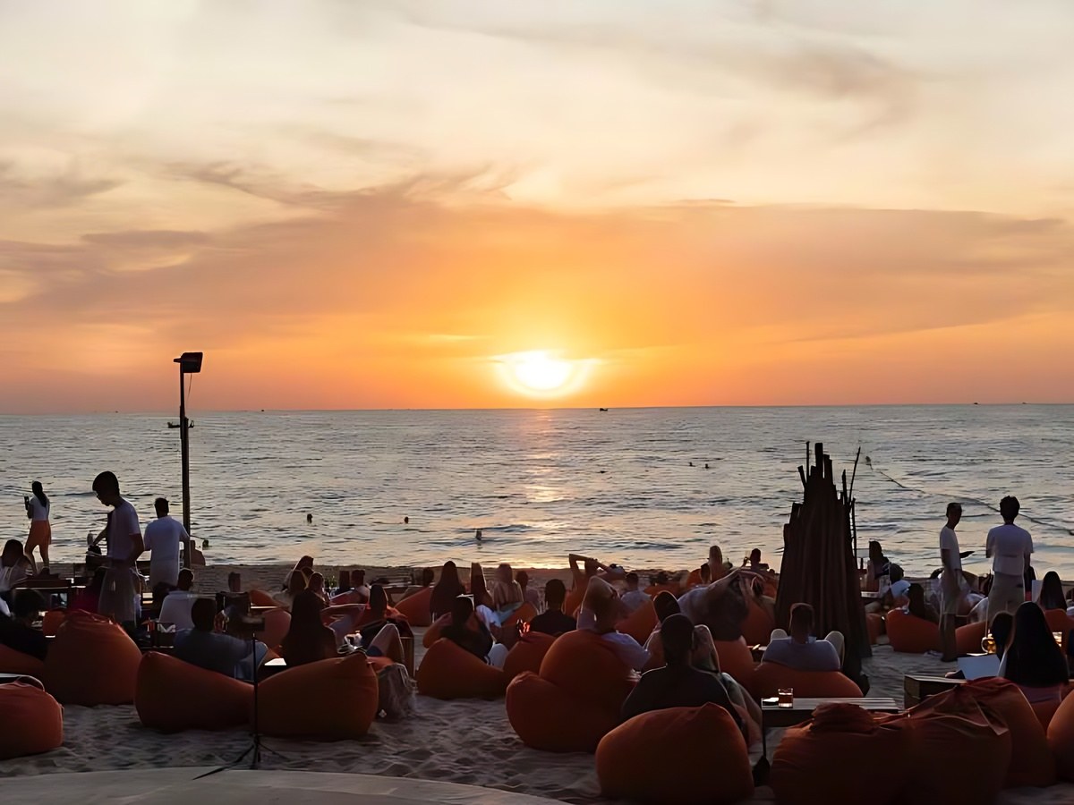 Phu Quoc Island attracts visitors with beautiful beaches, delicious food, and diverse experiences.