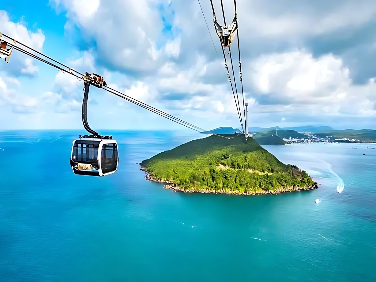 Du khách trải nghiệm cáp treo Sun World Hon Thom ngắm biển xanh.