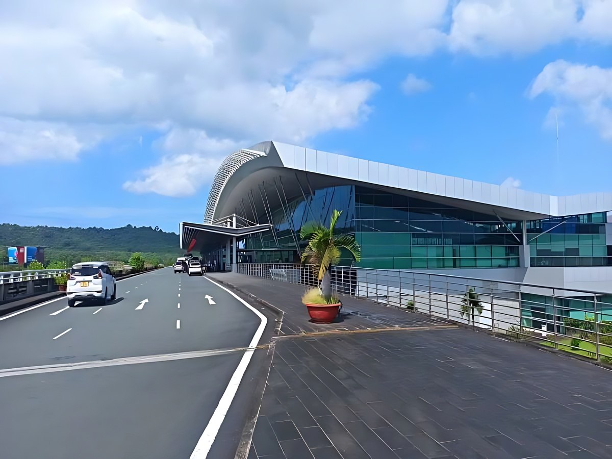 Visitors can move around easily after completing immigration procedures.