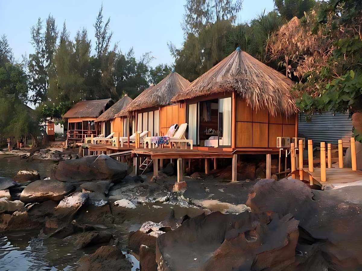 Du khách tham quan bè cá và trải nghiệm cuộc sống ngư dân.