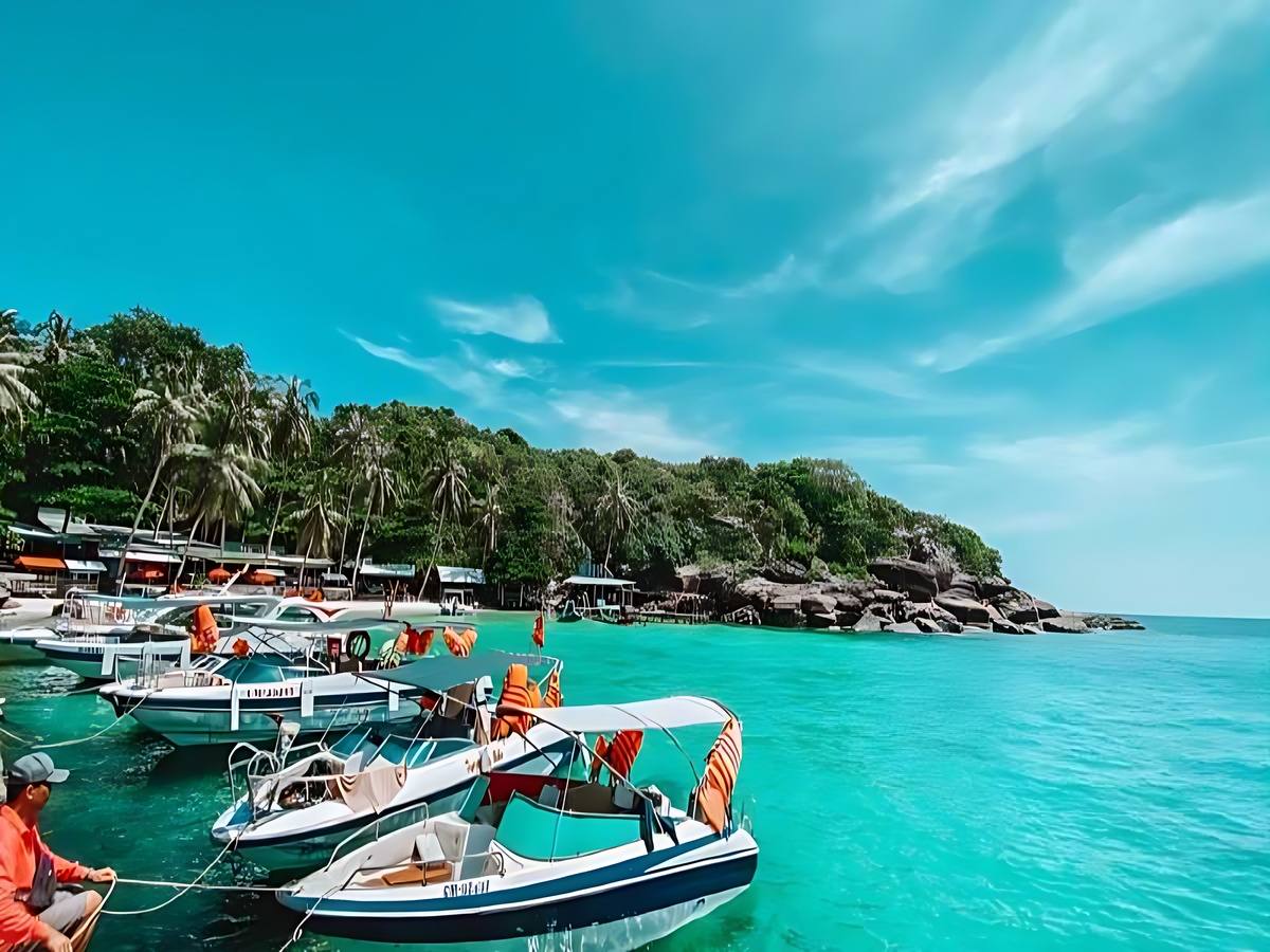 Du khách vui chơi Aquatopia và ngắm biển từ cáp treo.