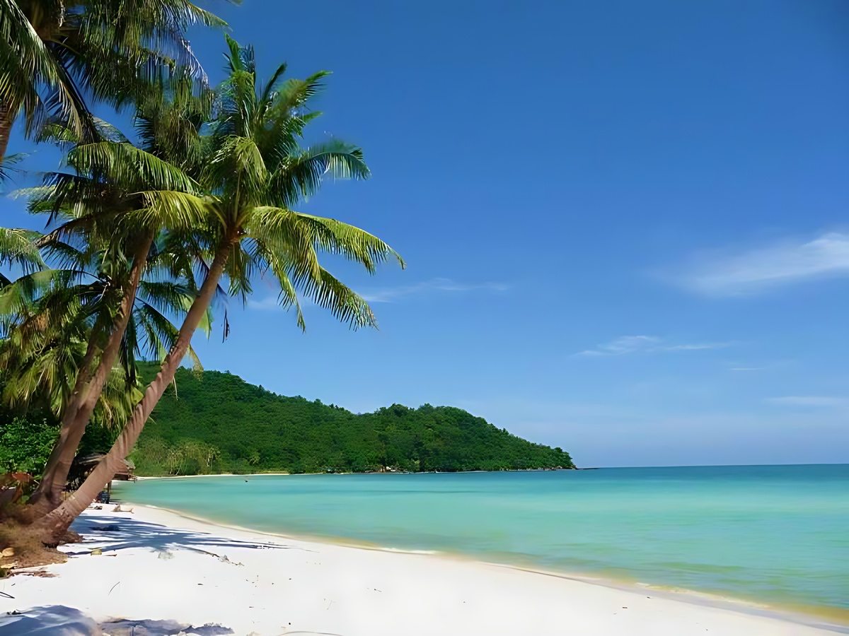 Bãi Dài nổi bật với bãi cát trắng mịn và nước trong.