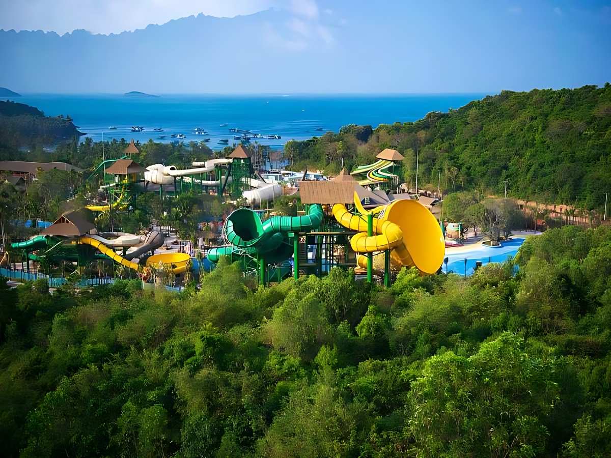 Aquatopia Hòn Thơm gây ấn tượng với khu trượt nước quy mô lớn.