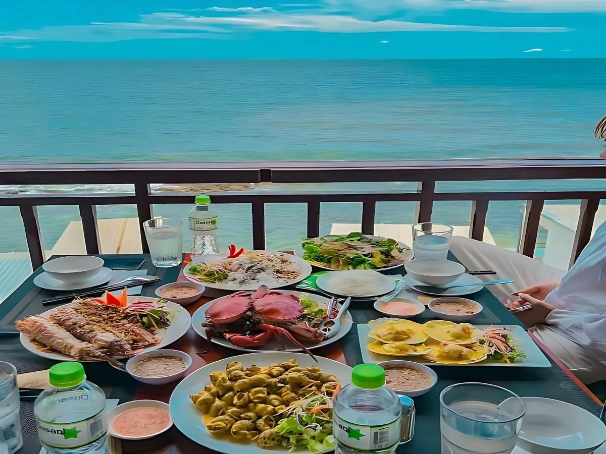 Du khách thưởng thức ẩm thực với chi phí hợp lý.