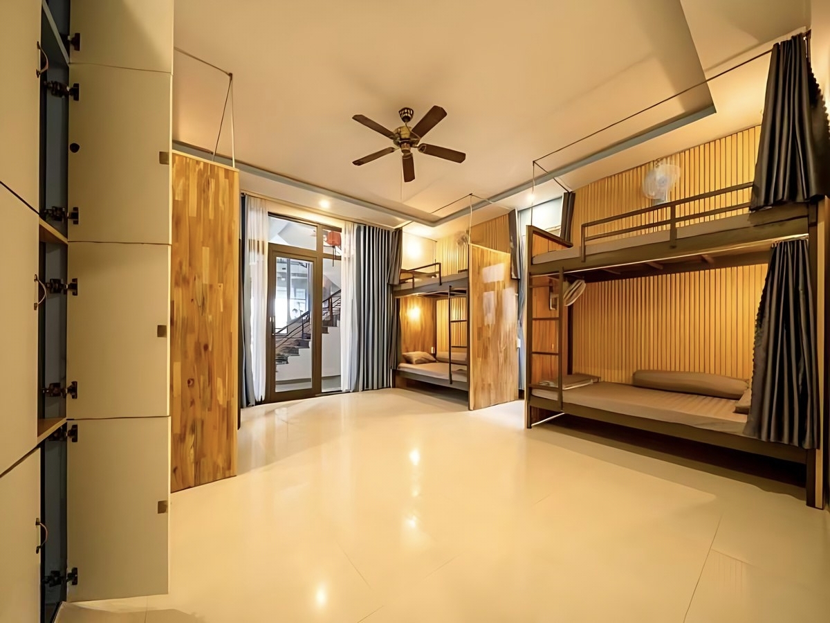 Dormstay Riverside phong cách tối giản, phù hợp khách trẻ lưu trú tiết kiệm.