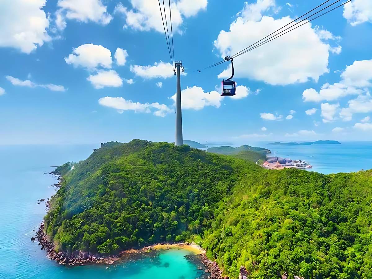 Du khách đi cáp treo Sun World Hon Thom ngắm đảo từ trên cao