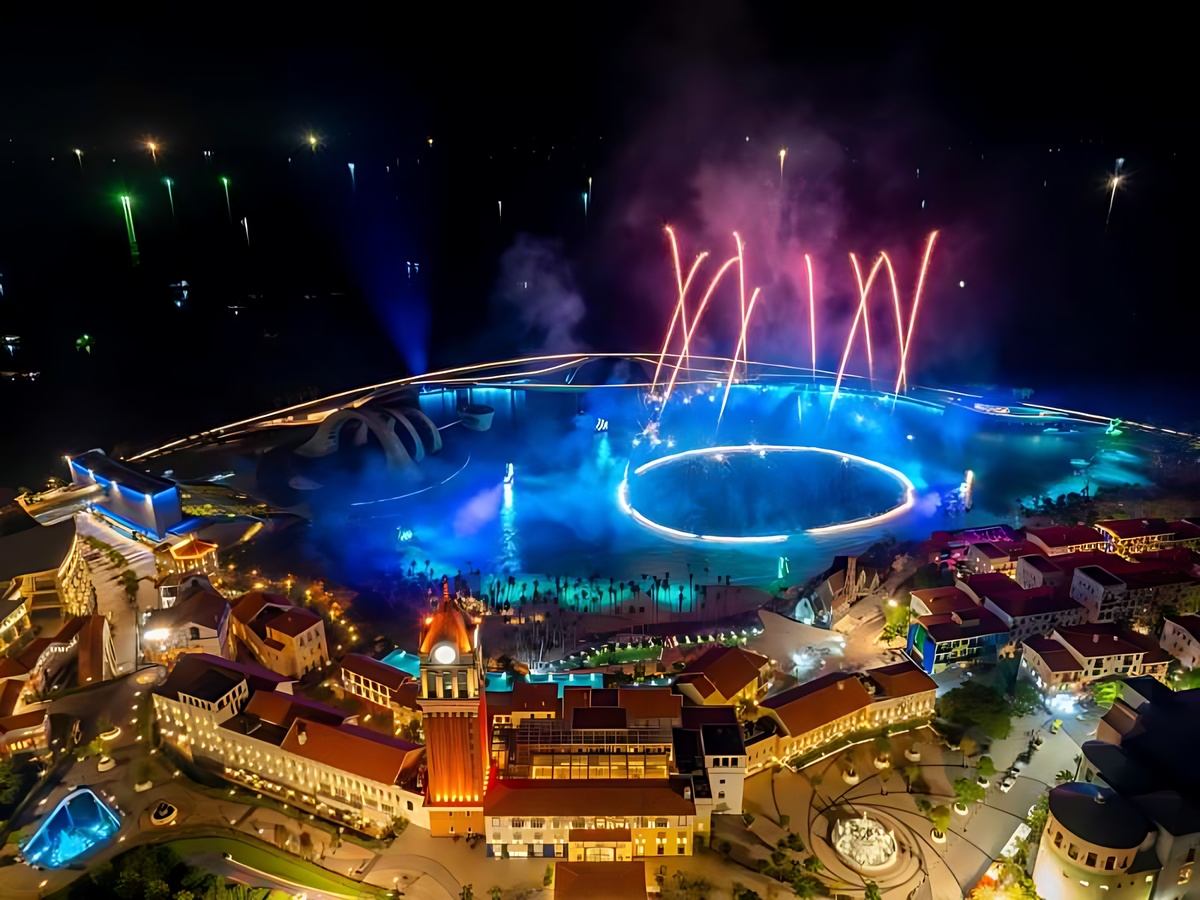 Du khách trải nghiệm show pháo hoa đêm tại Thị trấn Hoàng Hôn