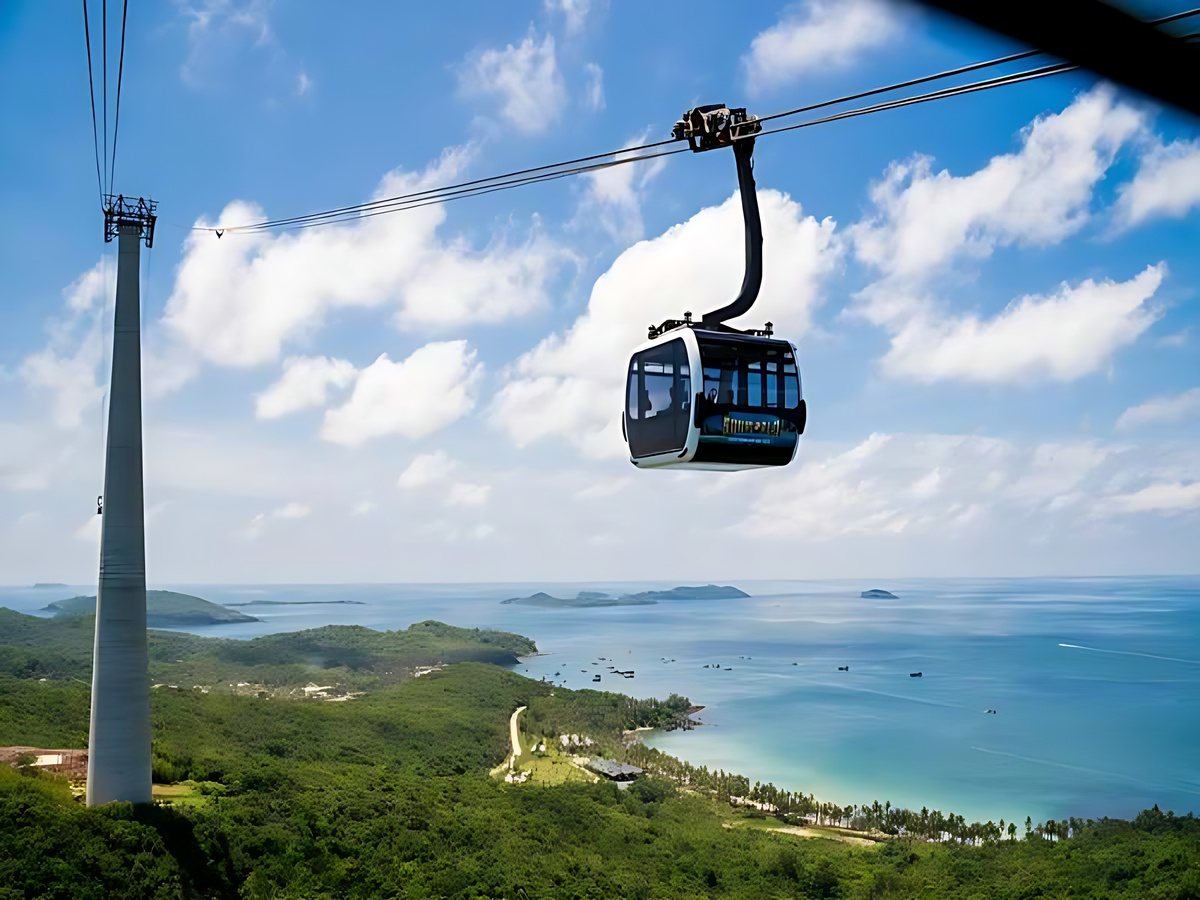 Du khách trải nghiệm cáp treo Sun World Hon Thom giữa biển