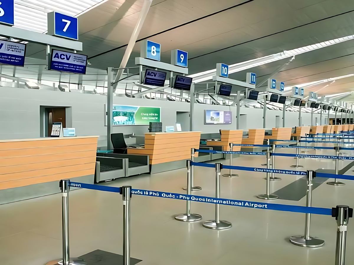 Du khách làm thủ tục nhập cảnh tại sân bay Phú Quốc