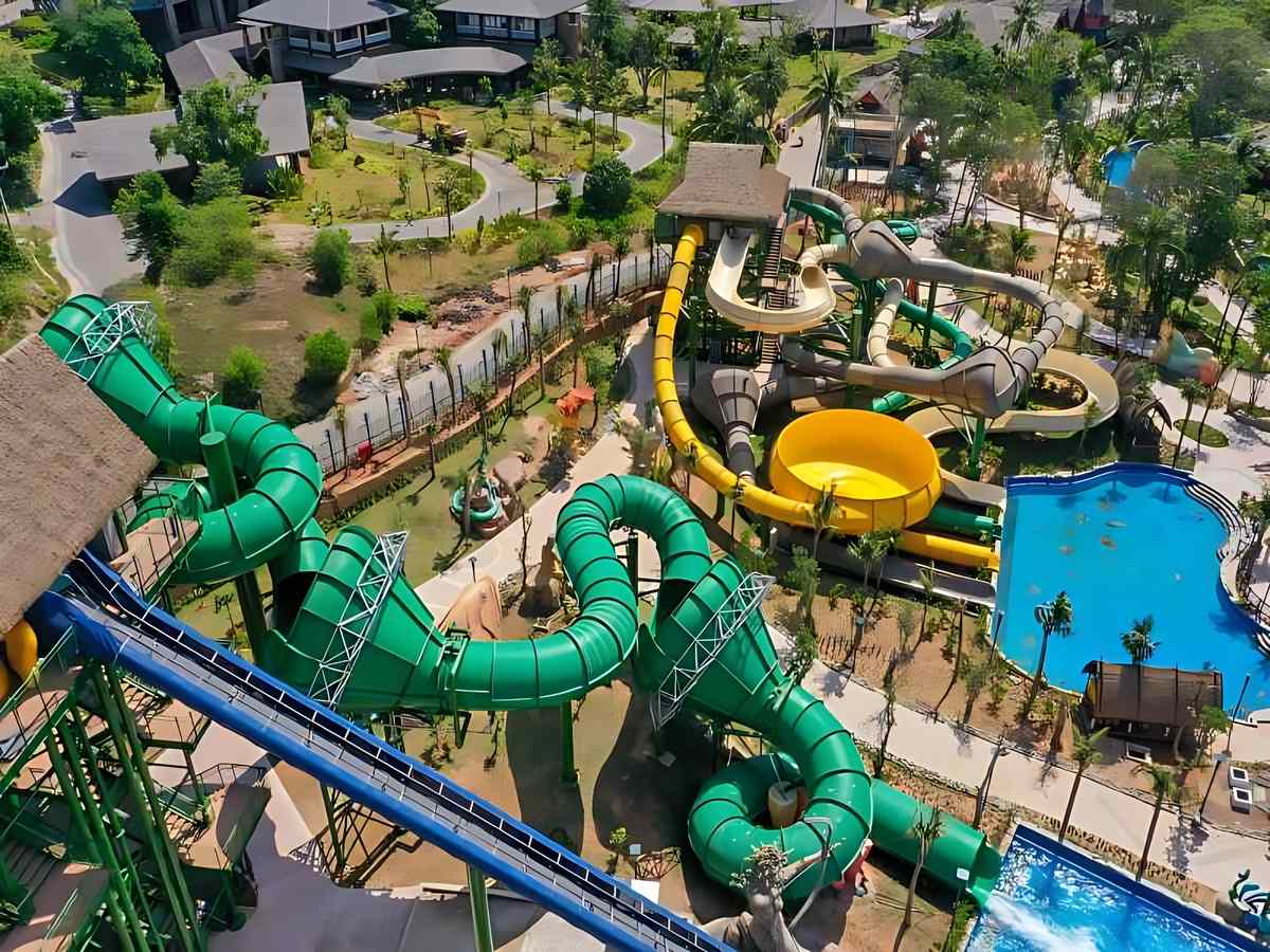 Du khách trải nghiệm Aquatopia Hòn Thơm
