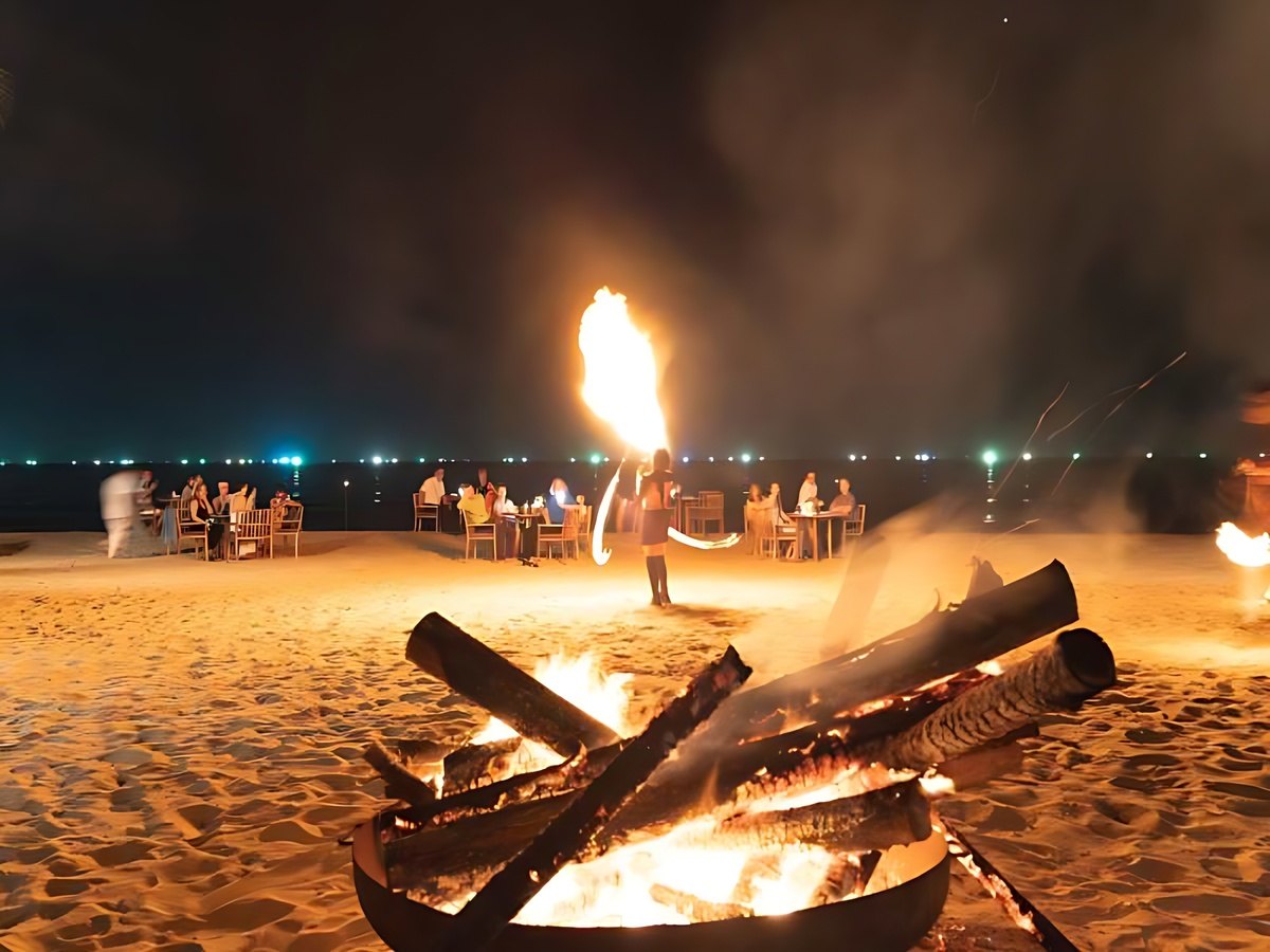 Du khách cắm trại đốt lửa và BBQ hải sản bên biển