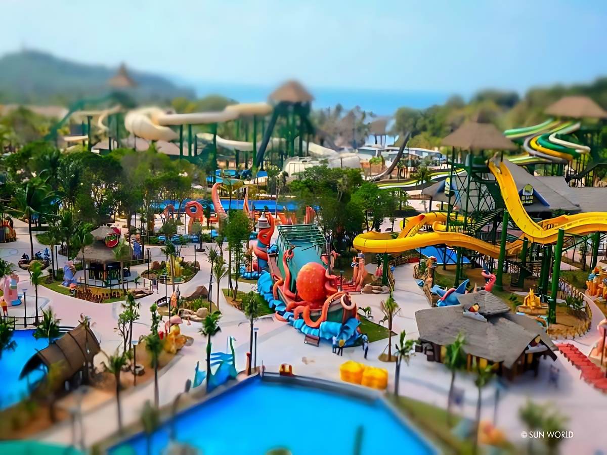 Xe dịch vụ đưa du khách từ sân bay Phú Quốc