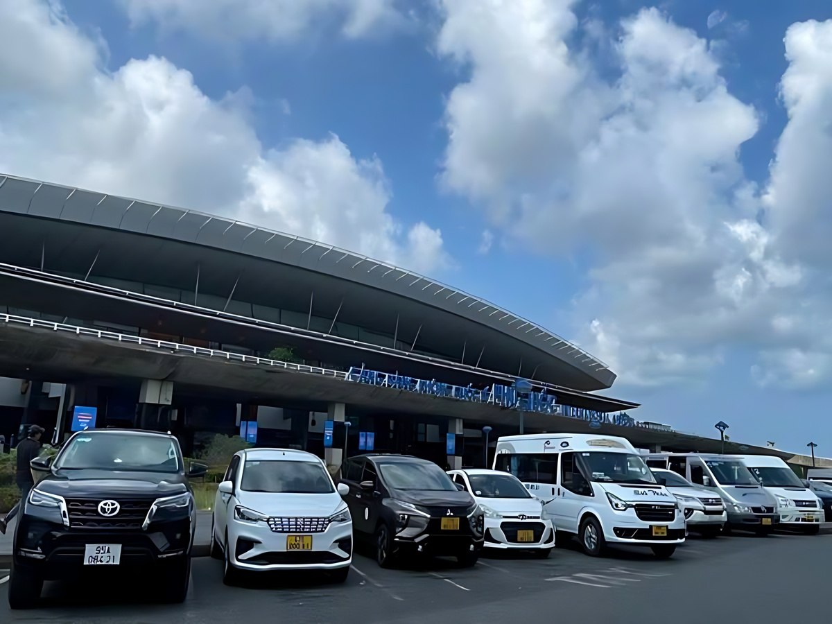 Du khách đổi tiền và mua sim tại sân bay Phú Quốc