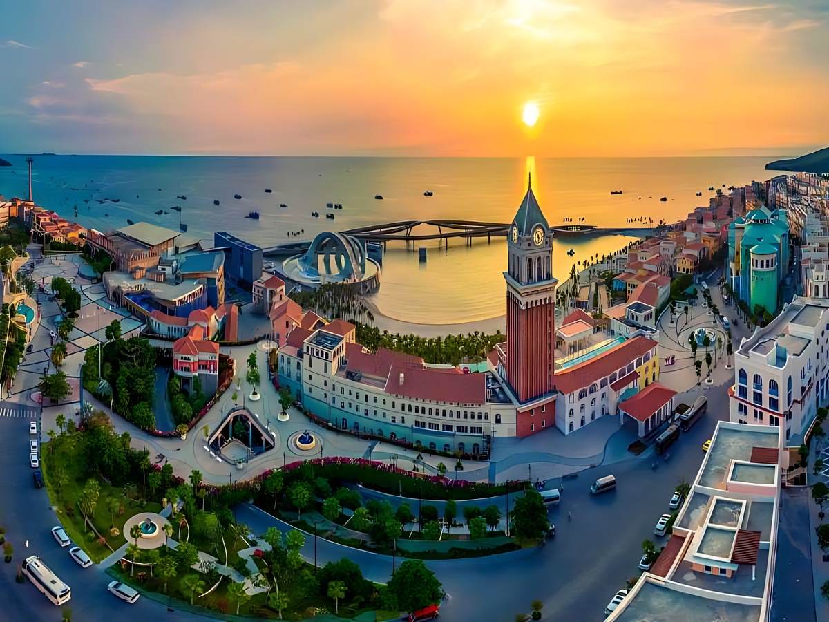Du khách ngắm thị trấn Hoàng Hôn Phú Quốc lúc chiều tà