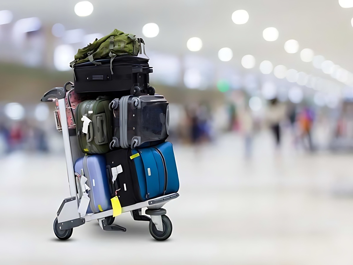 Du khách nhận hành lý và mua sim tại sân bay Phú Quốc