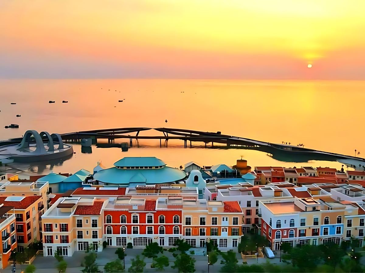 Du khách xem pháo hoa tại thị trấn Hoàng Hôn