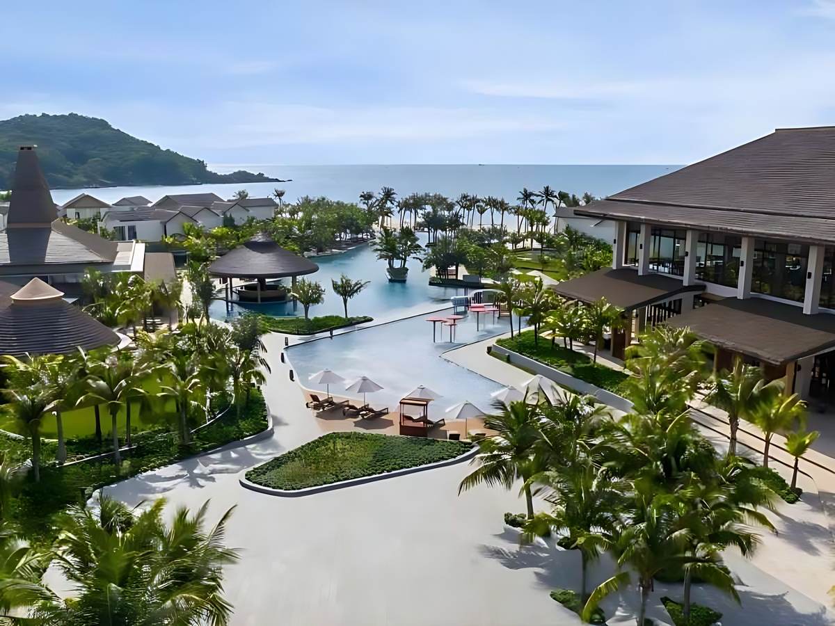 Hồ bơi và nhà hàng tại La Festa Phú Quốc