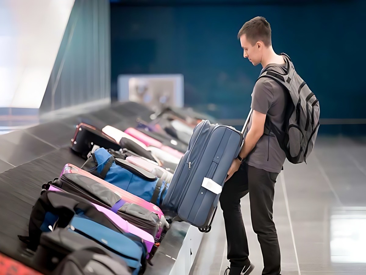 Hành khách nhận và kiểm tra hành lý tại sân bay Phú Quốc