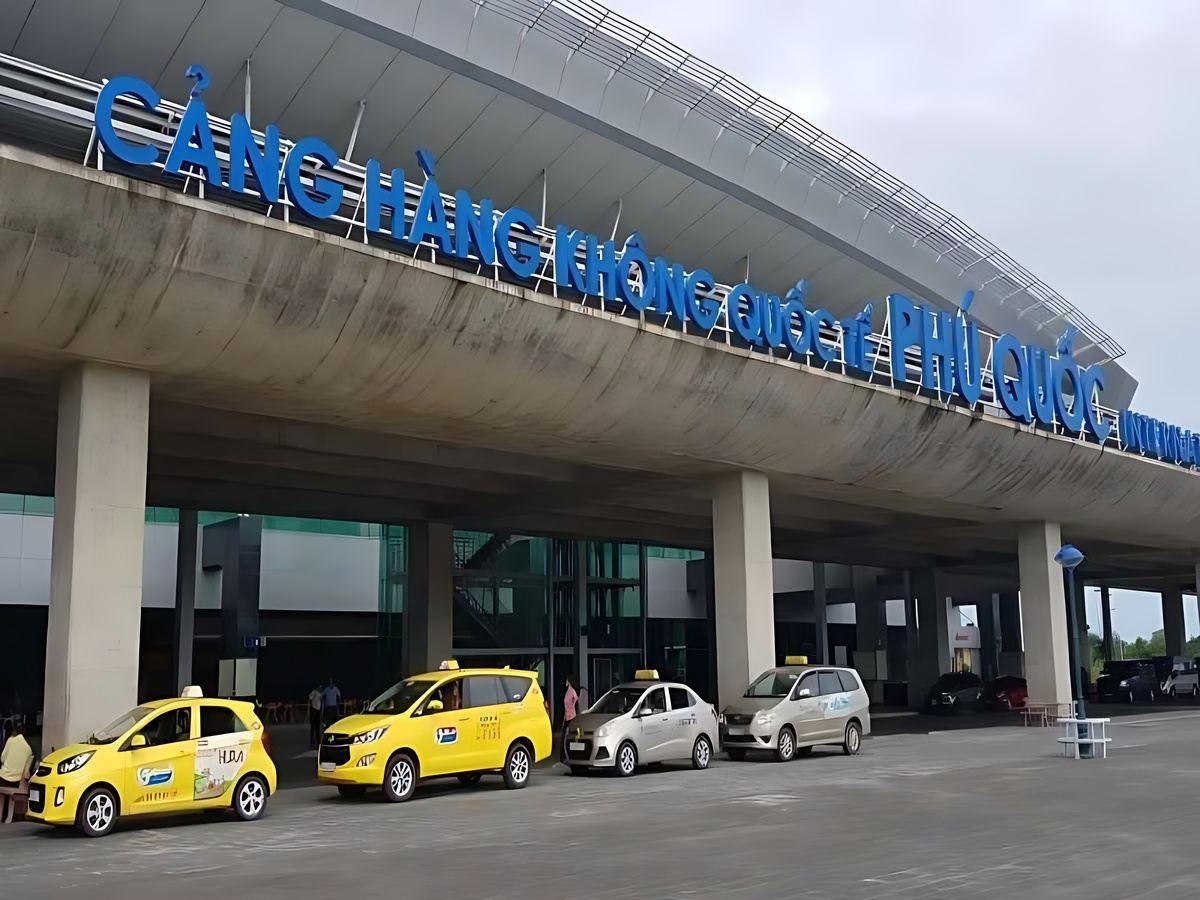 Taxi và xe công nghệ đưa du khách đến khách sạn