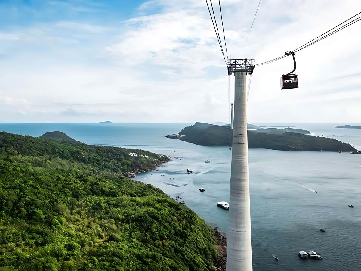 Du khách check in Cầu Hôn Phú Quốc