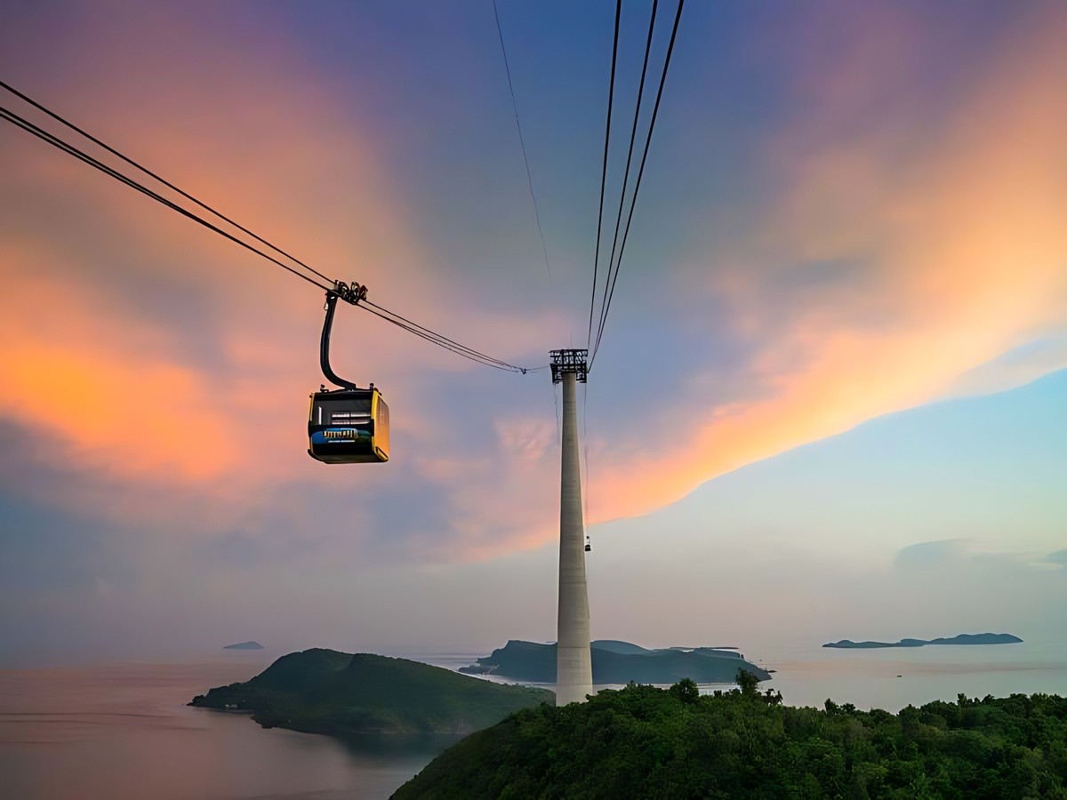 Du khách đi cáp treo Sun World Hon Thom ngắm đảo từ trên cao