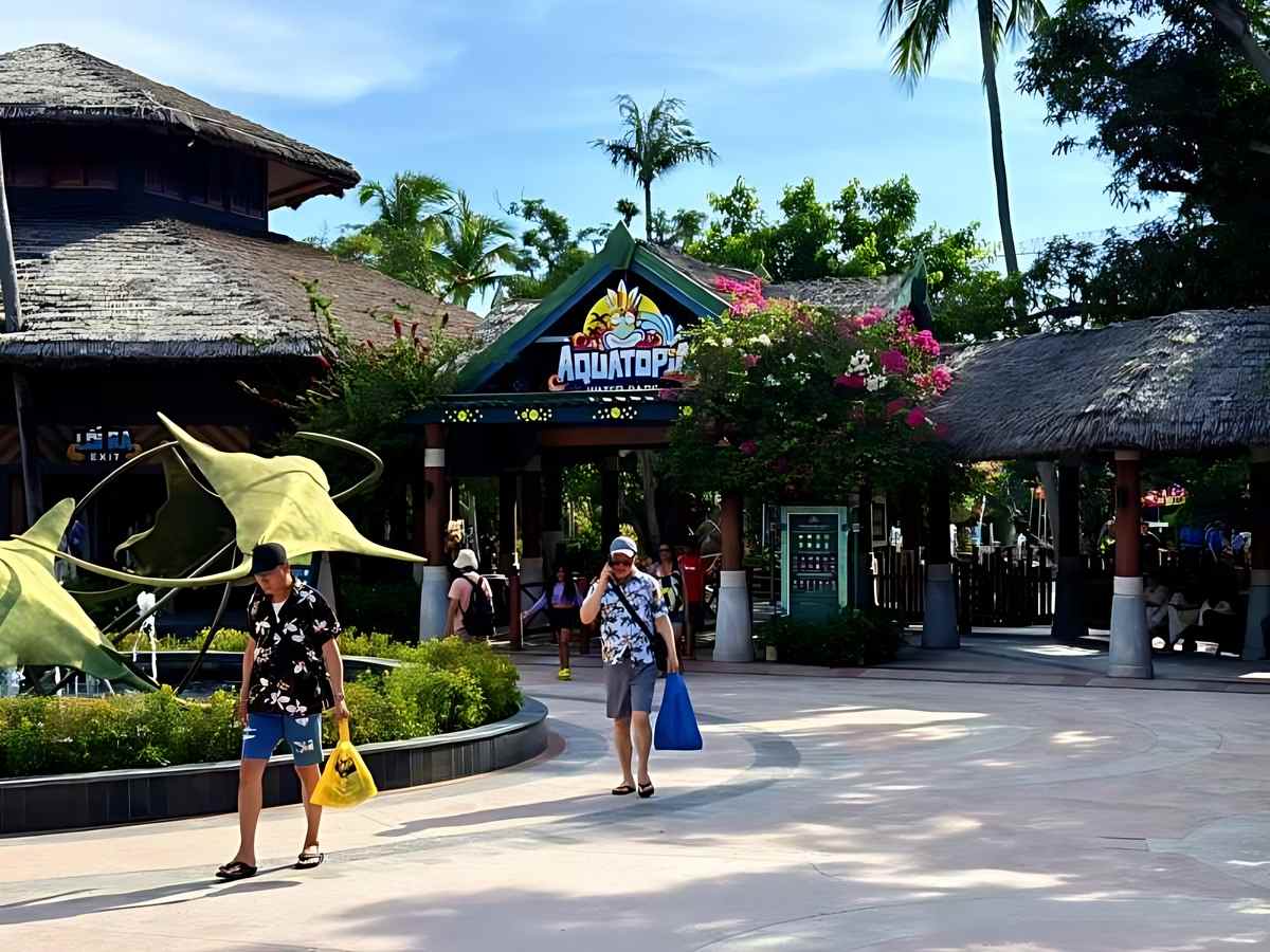 Du khách trải nghiệm Aquatopia Water Park