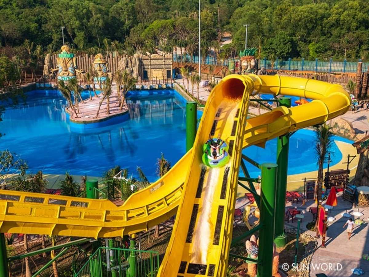 Đường trượt nhóm tại Aquatopia cho bạn bè