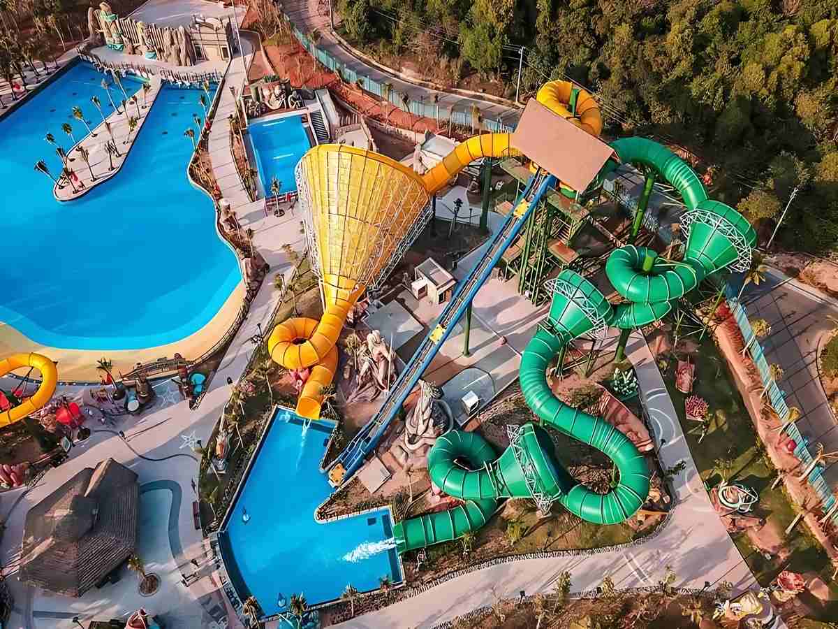 Du khách gửi đồ tại khu giữ đồ Aquatopia