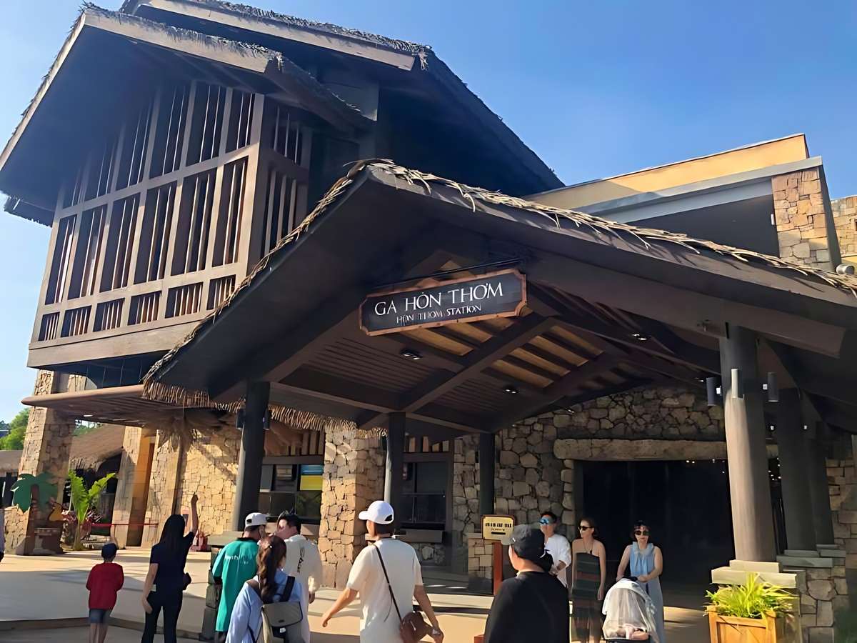 Cáp treo Hòn Thơm vượt biển vào giờ lệch tour